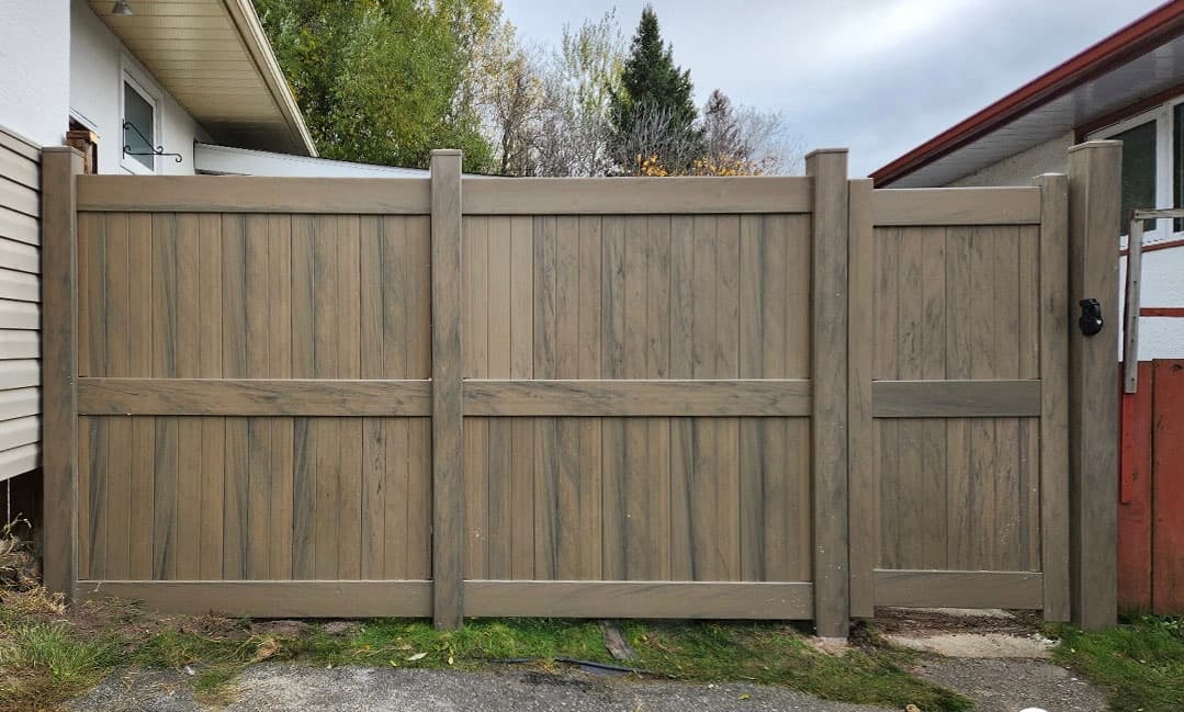 Tan vinyl horizontal slat privacy fence with modern design